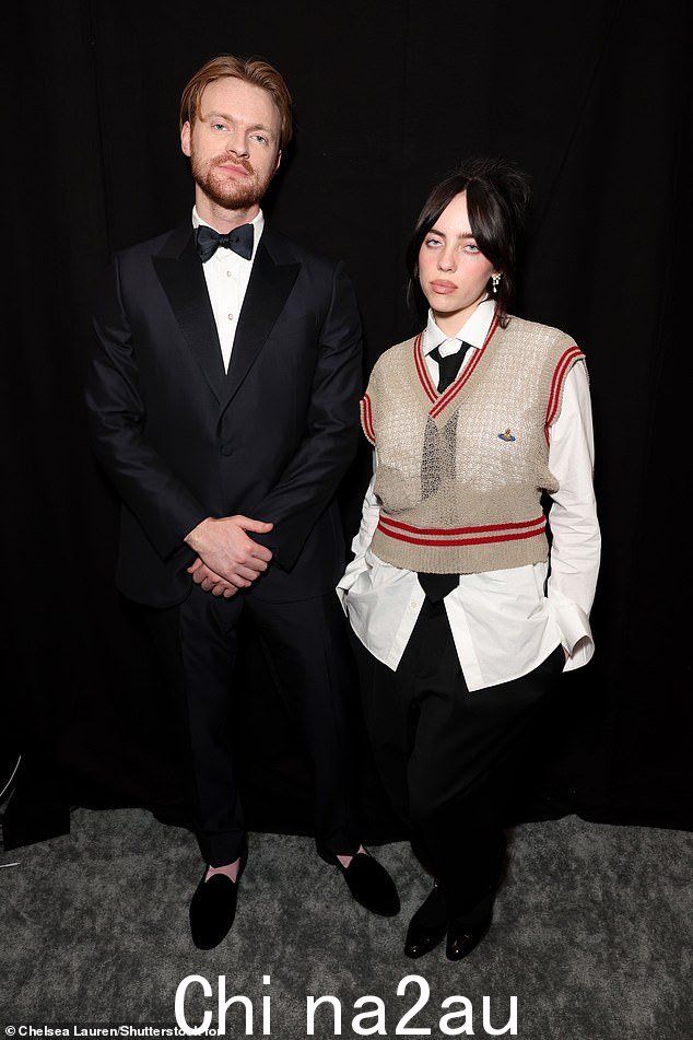 这位歌手到达场地后摆出了各种姿势,并由她的哥哥 Finneas O'Connell 陪同,他为这次场合盛装打扮