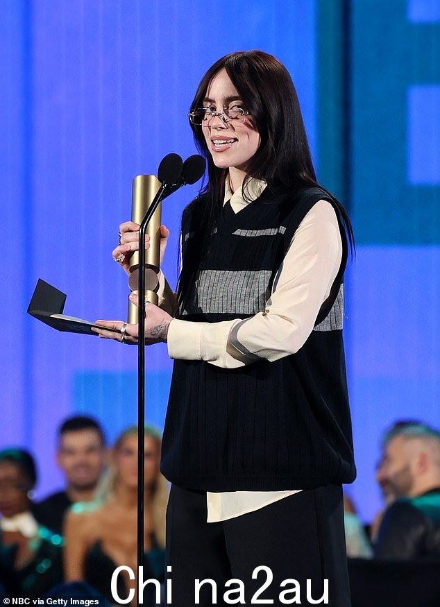 Billie Eilish 一直在繁忙的日程中过滤,最近参加了上周末的 2024 年人民选择奖(见上图)