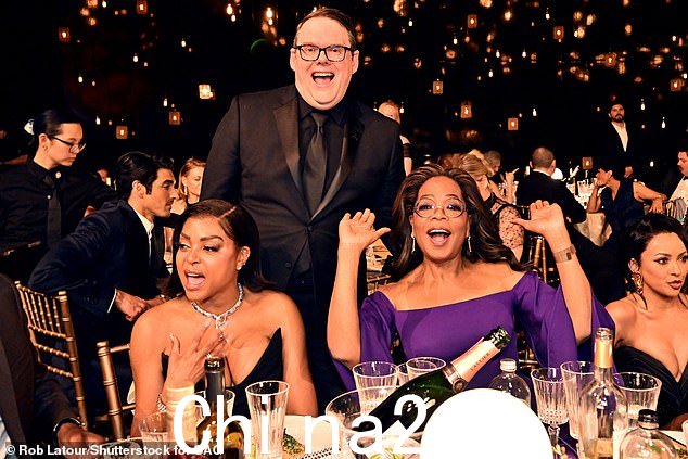 她与 Taraji 以及 Danielle Brooks、Ciara、Halle Bailey 和 Kat Graham 坐在一张桌子旁
