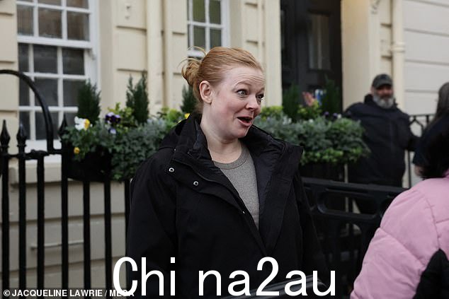 Succession 的 Sarah Snook 周六在伦敦表演 Dorian Gray 后见到粉丝时显得很高兴