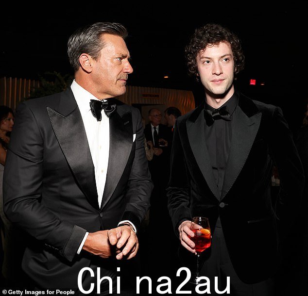 演员 Jon Hamm 和 Dominic Sessa 也出席了晚会