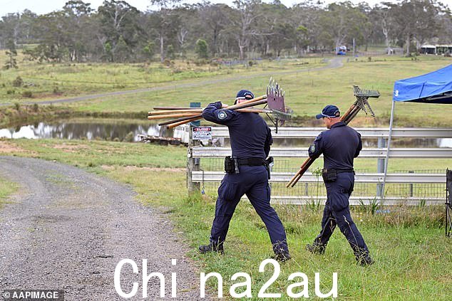 潜水员应搜索黑兹尔顿路地产上的一系列水坝,并搜索附近的丛林以寻找证据迹象(如图)