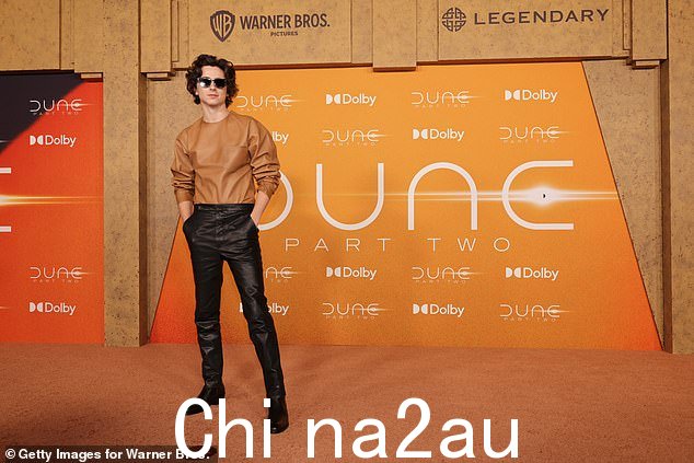 他搭配了黑色切尔西靴,并坚持柔和的配色方案,同时用一套经典的黑色太阳镜展现了他的酷感