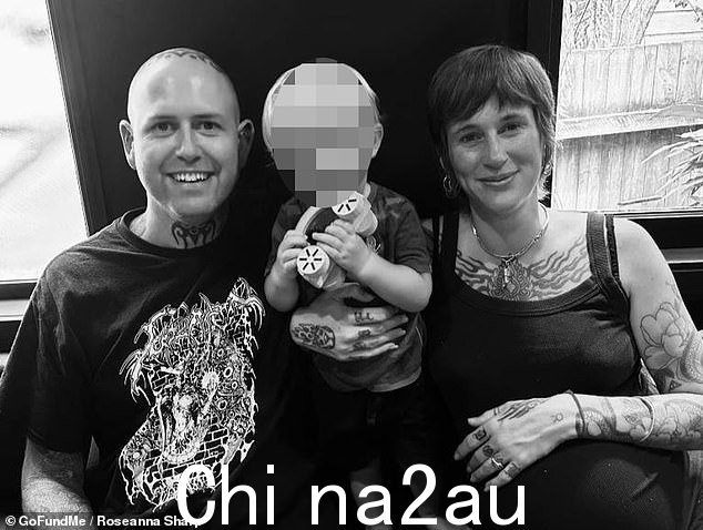 本月早些时候,莎莉·帕蒂(右)和托马斯·汤恩德(左)在位于拜伦郡穆伦宾比的家中“野产”时失去了他们的双胞胎婴儿