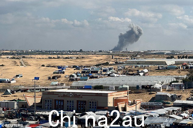 在以色列与以色列之间持续冲突的情况下,以色列在汗尤尼斯的地面行动中冒出浓烟和巴勒斯坦伊斯兰组织哈马斯