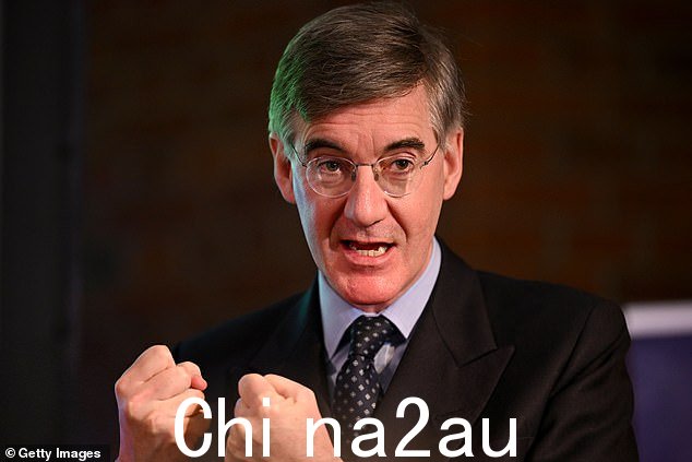 当雅各布·里斯-莫格(Jacob Rees-Mogg)担任鲍里斯·约翰逊(Boris Johnson)的“脱欧机会”部长时(如图),他对在家工作的公务员感到非常沮丧,以至于他在他们的办公桌上留下了消极攻击性的便条:“抱歉”我访问时你外出了'