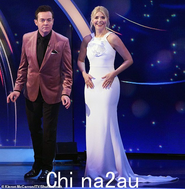 Holly 与她的搭档主持人 Stephen Mulhern 一起加入,后者穿着天鹅绒夹克、黑色衬衫和配套裤子