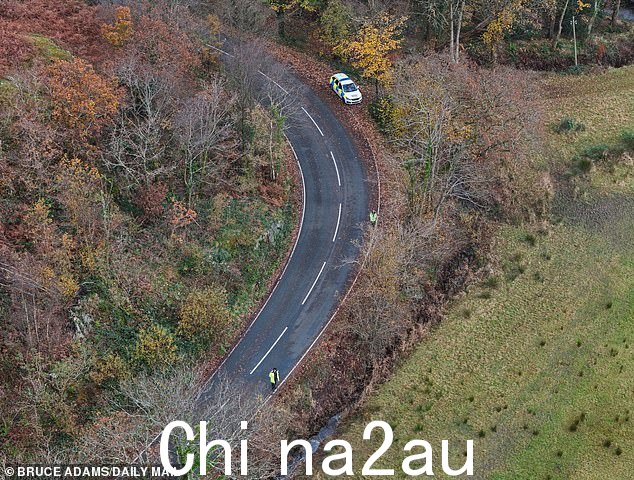 警方在 A4085 上拍照,在那里发现了属于青少年的银色嘉年华