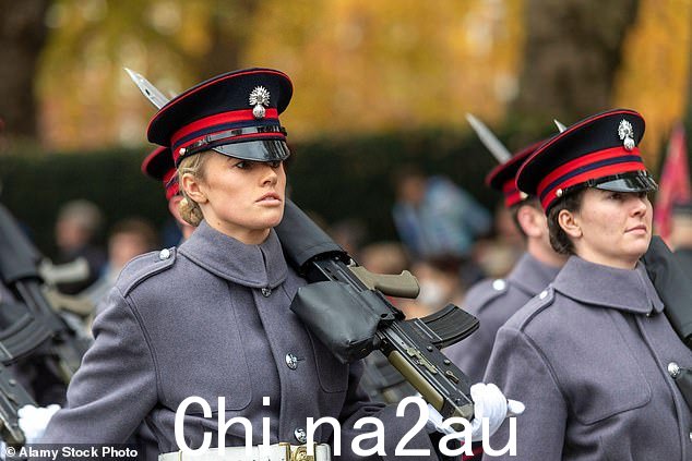 这意味着在陆军 24,000 名坦克或步兵人员中,只有 130 名女性 - 占总兵力的 0.5%(荣誉炮兵连女性档案图片)
