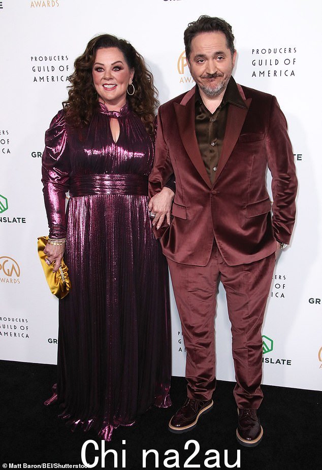 梅丽莎·麦卡锡 (Melissa McCarthy) 和本·法尔科内 (Ben Falcone) 在 2024 年制片人协会奖上时尚亮相,结束了他们的周末
