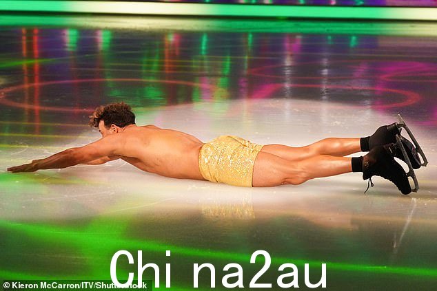 Ryan 被看到跳入冰面并假装游泳,这是他日常工作的一部分,他在最近的一集中意外摔倒后承诺这是故意的