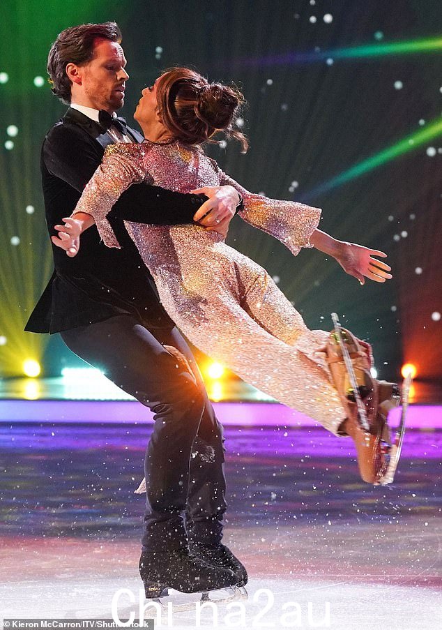 经过一晚的高分之后,44 岁的电台 DJ Adele 与搭档 Mark Hanretty 一起演绎 Jane McDonald 的《You're My World》,获得了 39 分(满分 40 分)