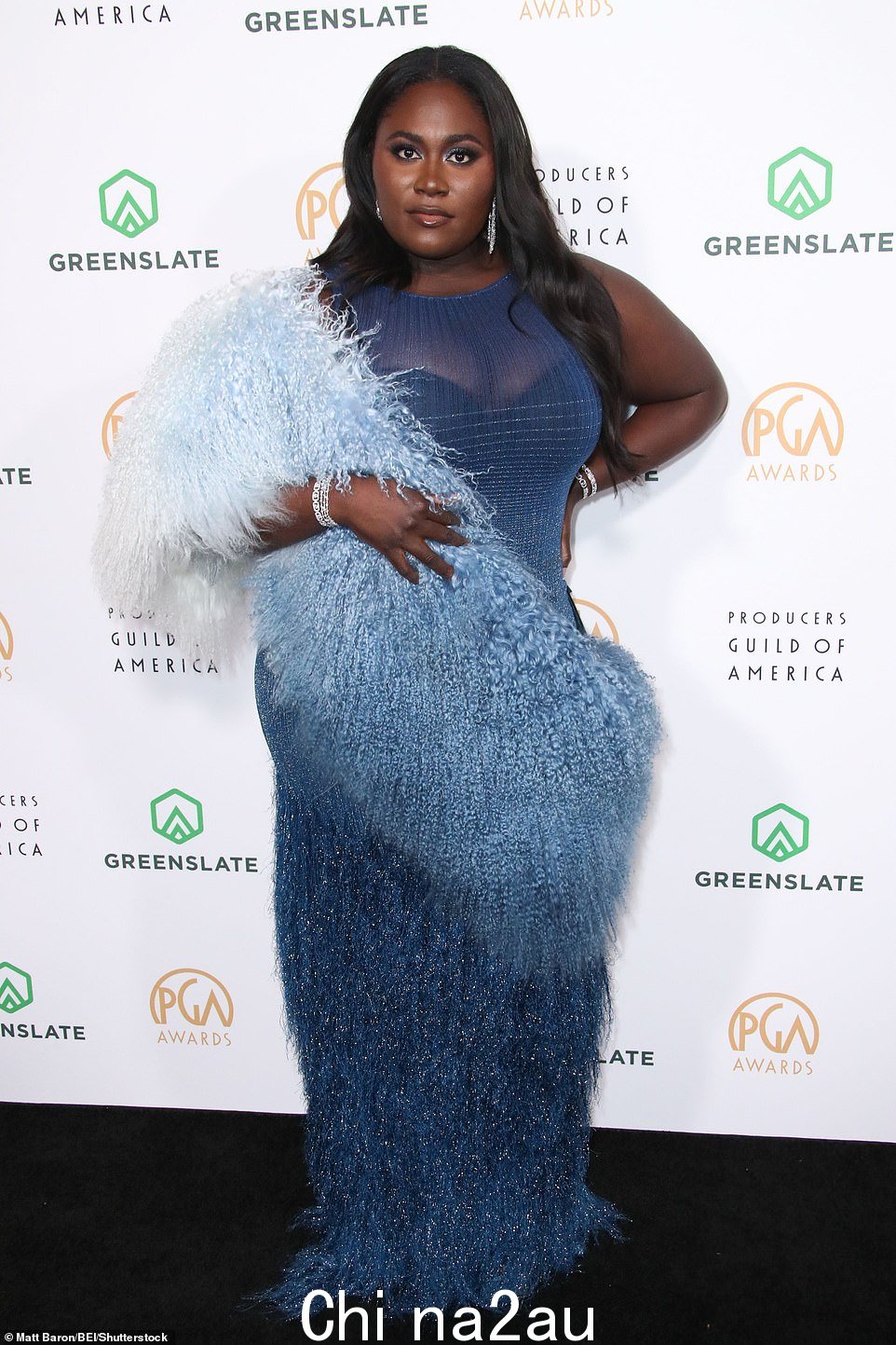 《紫色》明星丹妮尔·布鲁克斯 (Danielle Brooks),34 岁,她穿着迷人的蓝色礼服,流苏闪闪发光,还搭配了一条模糊的渐变披肩,吸引了所有人的目光