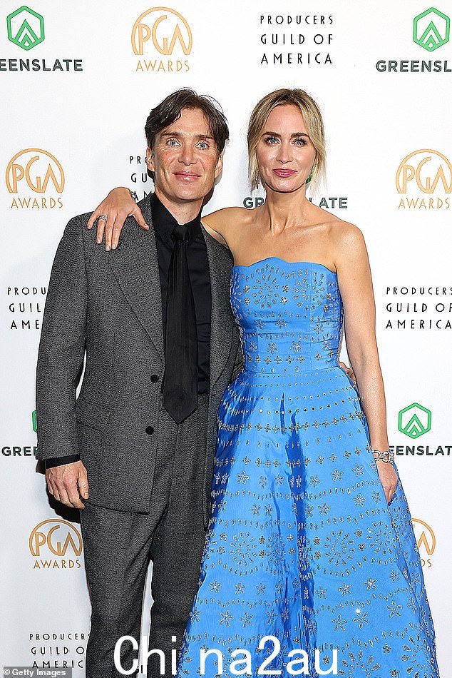 Cillian 和 Emily 摆姿势时看起来精神抖擞
