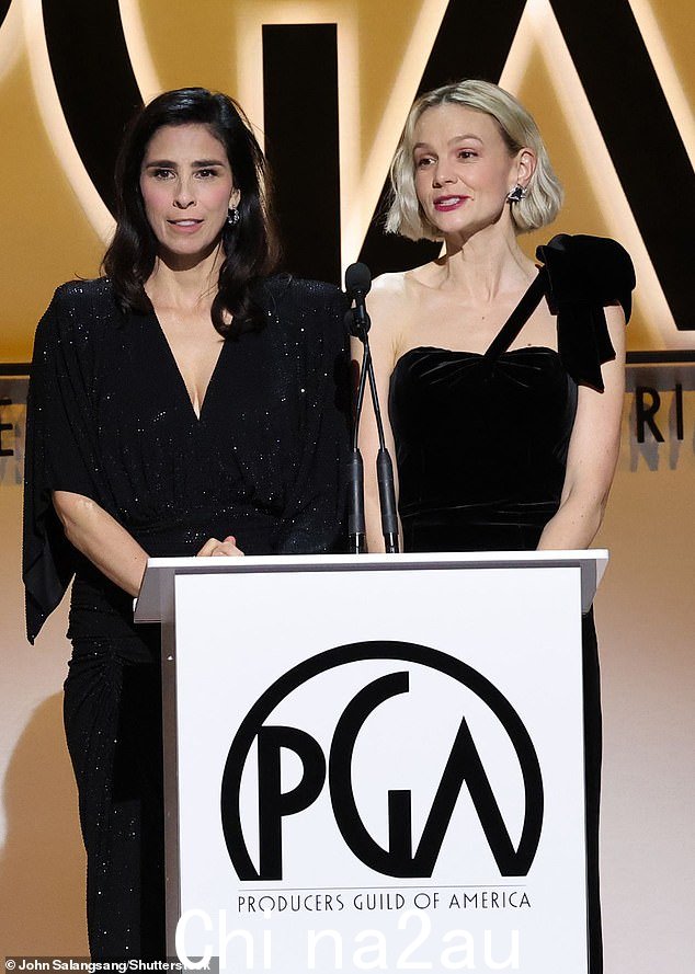 这位明星与 Sarah Silverman 一起登上颁奖台舞台