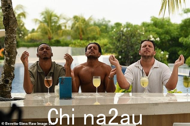 他们在酒吧喝酒
