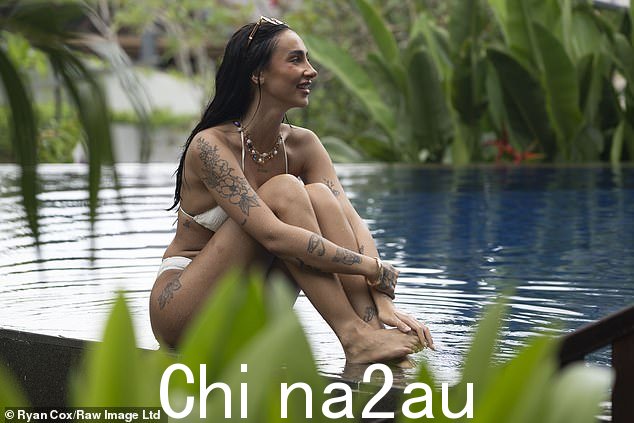 她的深色头发向后梳