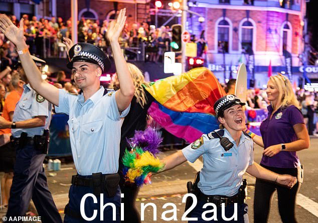 新南威尔士州警方 20 年来首次未受邀请参加狂欢节游行,原因是其中一名警察 Beaumont Lamarre-Condon(左图为 2020 年狂欢节)据称杀害了一对同性恋夫妇
