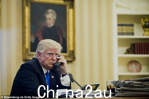 美国总统唐纳德·特朗普在华盛顿特区白宫首次正式电话会谈中与马尔科姆·特恩布尔通电话