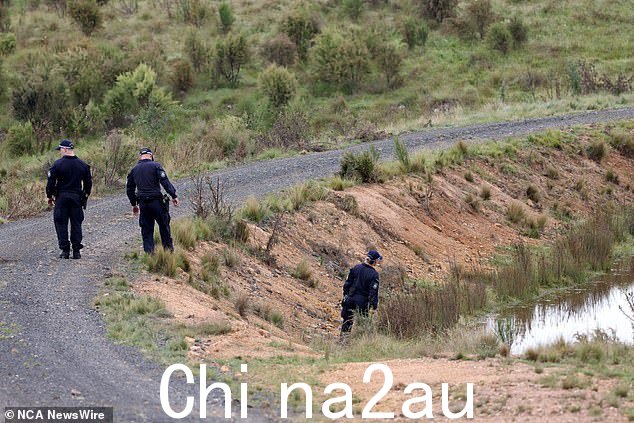照片显示警察在该物业中搜寻杰西·贝尔德 (Jesse Baird) 及其搭档卢克·戴维斯 (Luke Davies) 的尸体
