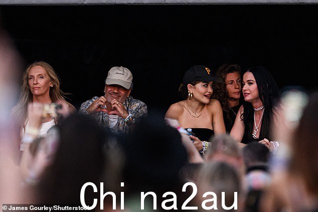 第一晚,Toni 与明星擦肩而过,包括 Rita Ora 和她的丈夫 Taika Waititi、Katy Perry 和 Baz Luhrmann