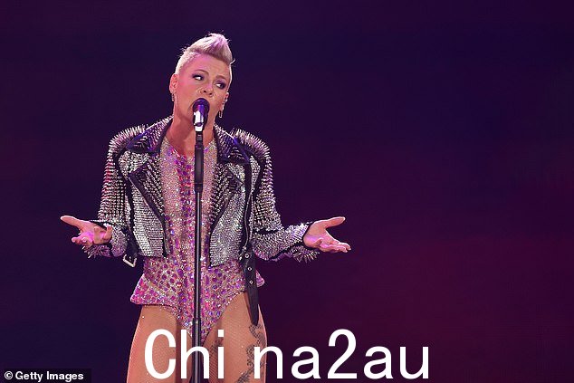 Pink 似乎看到了这个提议有趣的一面,演出结束后她在 Instagram 上重新分享了交流视频