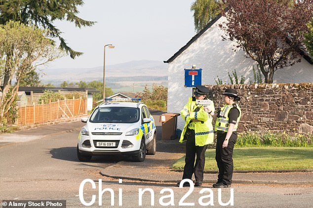 斯特灵郡基伦乡村道路上手持测速枪的警察,