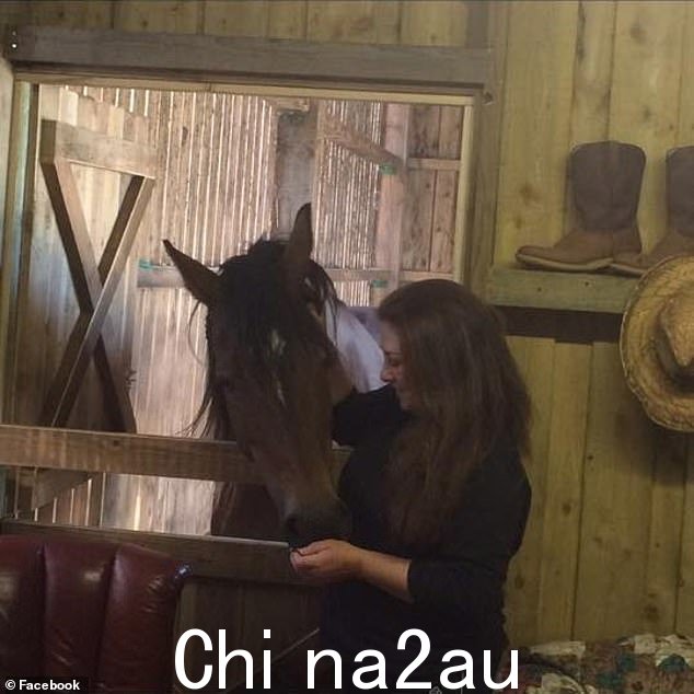 据说那天早些时候,罗尔(与一匹马合照)给她的女儿打电话,女儿说她的母亲很“沮丧”,正在谈论与丈夫离婚” class=
