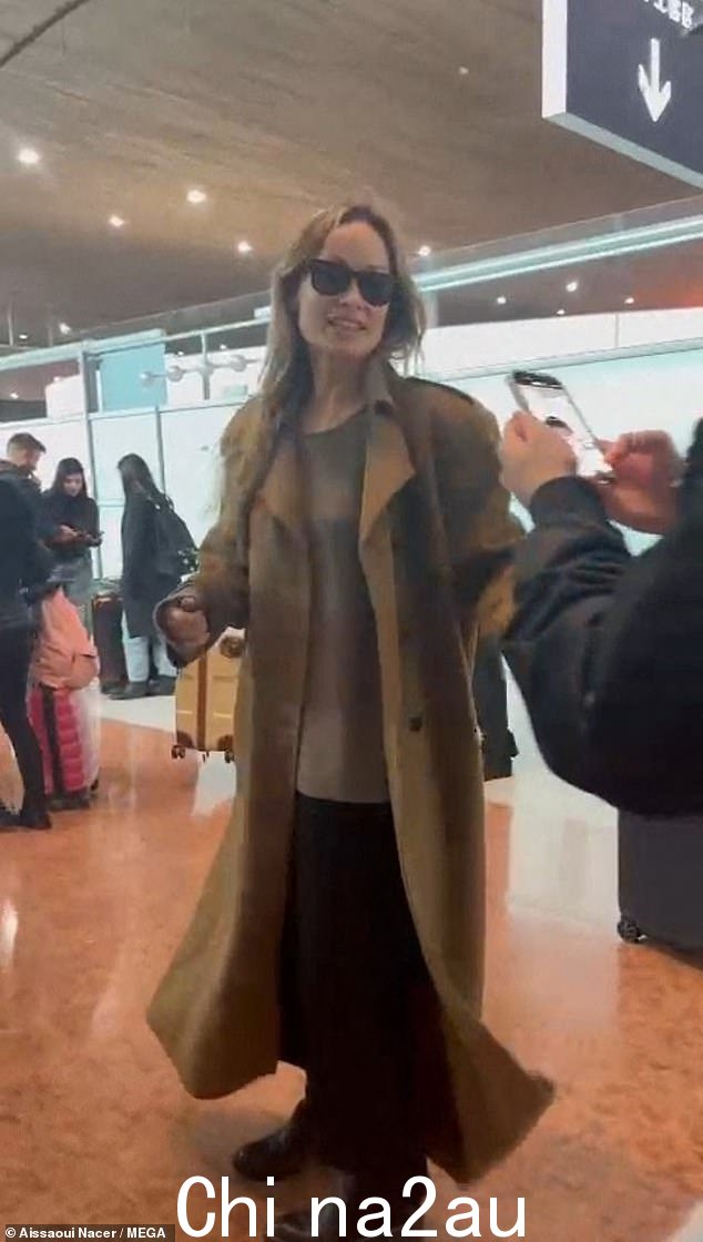 39岁的Olivia穿着棕色T恤和黑色阔腿裤,身材精致