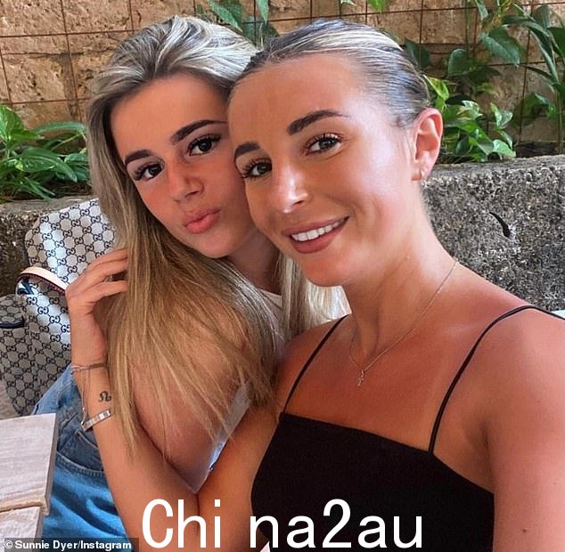 Sunnie 与妹妹 Dani Dyer 一模一样,她一直在与该在线服装品牌一起参加备受瞩目的活动,因为她看起来将追随爱情岛冠军的脚步