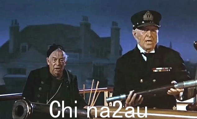 《欢乐满人间》的年龄评级因“歧视性语言”从 U 提升至 PG。右上图是由雷金纳德·欧文 (Reginald Owen) 饰演的海军上将布姆 (Admiral Boom),他认为自己是负责一艘舰艇的海军指挥官,在影片中两次使用“进攻性”一词