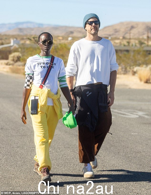 Lupita 此后与 45 岁的新伴侣约书亚(如图)相爱,但她坚称她将回到保持爱情生活私密的“旧方式”