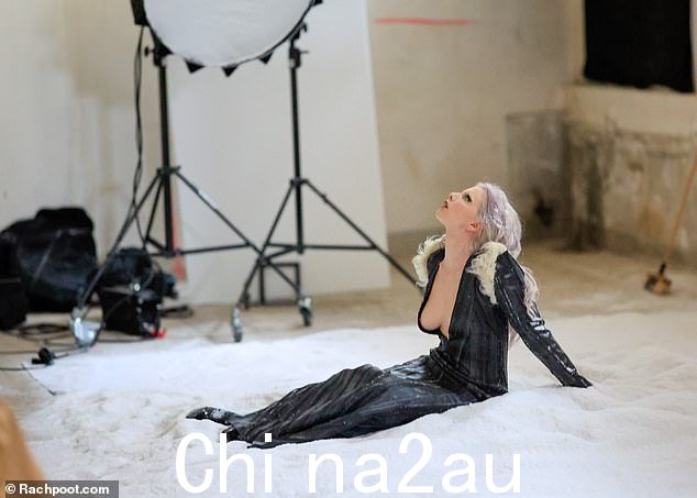 朱莉娅在演出前在后台假雪中摆出了一系列性感的姿势