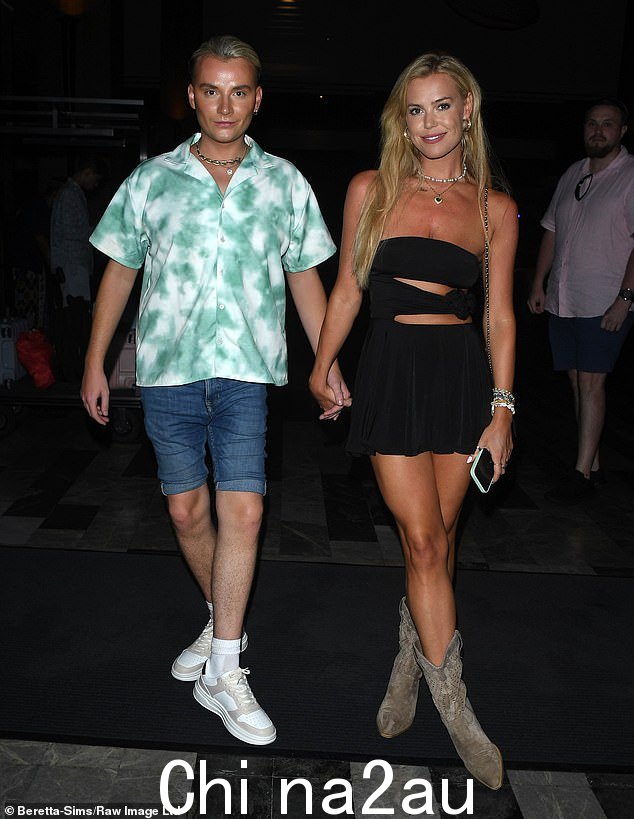 12 月,ITV 宣布 TOWIE 将在 2024 年推出两部剧集(如图 Harry Derbidge 和 Chloe Meadows)