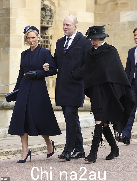 左起：Zara Tindall、Mike Tindall 和 Princess 2024 年 2 月 27 日星期二，安妮参加在英国温莎城堡圣乔治教堂为希腊国王康斯坦丁举行的感恩节仪式。希腊王室首脑康斯坦丁二世从 6 日开始统治，成为最后一位希腊国王。 1964 年 3 月至 1973 年 6 月 1 日，于雅典逝世，享年 82 岁。（Chris Jackson/Pool via AP）