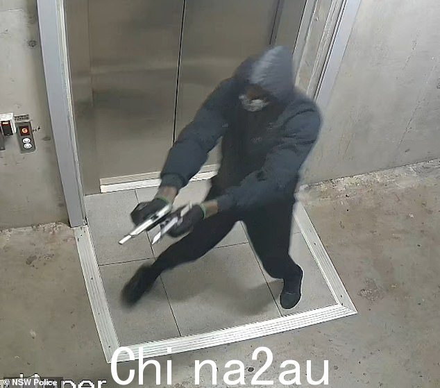 通缉犯进一步跑进停车场,他的两把枪要么卡壳,要么子弹用完,迫使他撤退到被盗的白色奔驰上