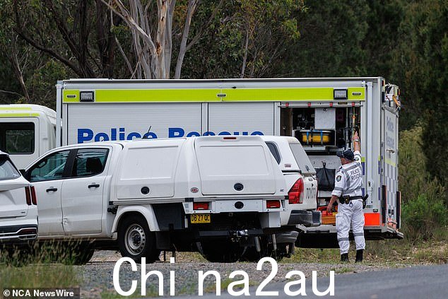 警察在邦尼亚犯罪现场,杰西·贝尔德和卢克·戴维斯的尸体被发现