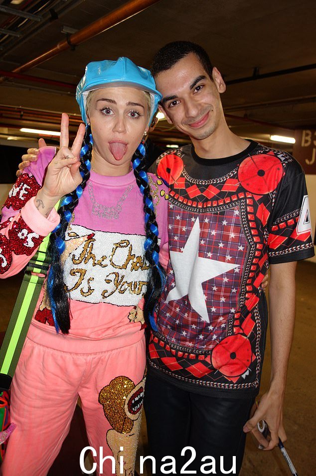 他曾与包括麦莉·赛勒斯 (Miley Cyrus) 在内的知名好莱坞明星合影