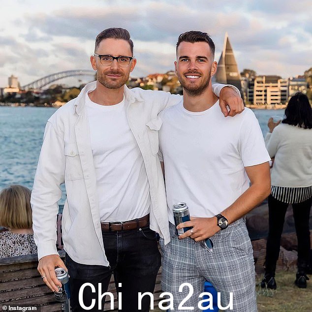 韦伯委员周二再次受到杰西·贝尔德 (Jesse Baird) 的朋友米奇·斯旺森 (Mitch Swanson)(合影)的批评,称警方和受害者家属“感谢”这对夫妇的凶手据称告诉警方他们的尸体藏在哪里”class=