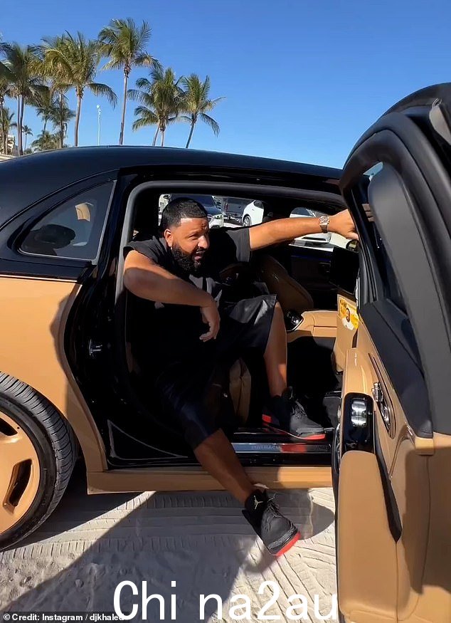 '我不想弄脏我的乔丹鞋,我可以找人帮助我吗?' DJ Khaled 在 Instagram 上分享的视频中问道,他的两名保镖跳出来帮助他