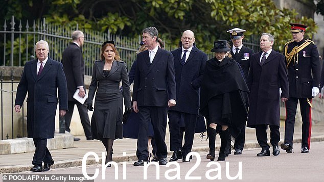 约克公爵安德鲁王子(左)、约克公爵夫人莎拉(左二)、海军中将蒂莫西·劳伦斯(中)、迈克·廷德尔(右五)和英国长公主安妮(右四)抵达在服务