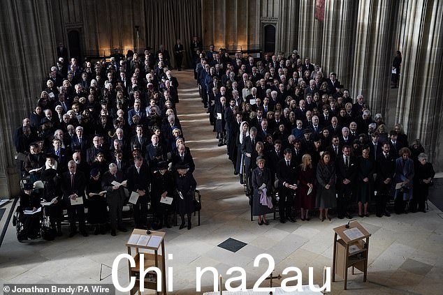 卡米拉女王坐在仪式的前部和中央,有人发现她倾身与左边的安妮公主交谈