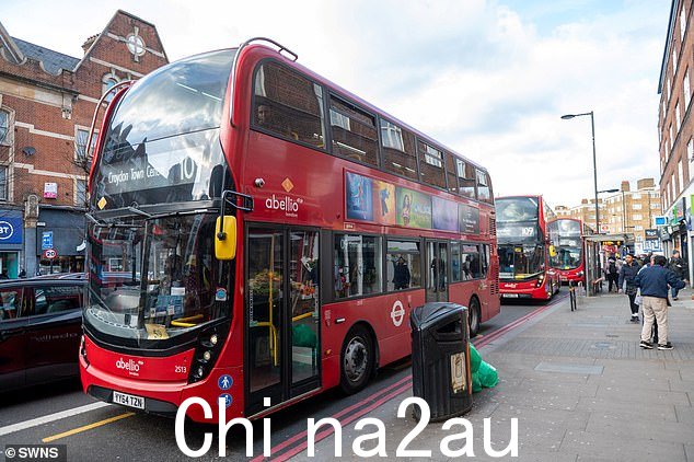 公交车司机说 LTN 使他们的行程时间增加了一倍,步行或骑自行车更快