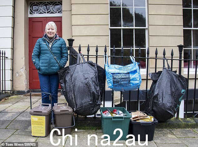 布里斯托尔:克利夫顿喀里多尼亚广场的居民表示,他们周四的早晨被毁了,因为街道上堆满了数百个垃圾箱。图为:克利夫顿居民 Lesley Leadbeater