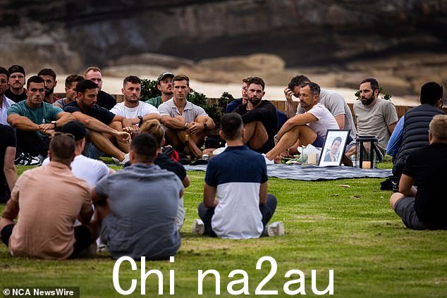 今天在悉尼勃朗特海滩为杰西·贝尔德和卢克·戴维斯举行守夜活动