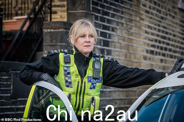 其他人包括 59 岁的莎拉·兰开夏 (Sarah Lancashire),她在《欢乐谷》(如图) 和《朱莉娅》中担任明星角色;海伦娜·伯翰·卡特 (Helena Bonham Carter),57 岁,在《诺利与王冠》中扮演主角;55 岁的吉莉安·安德森 (Gillian Anderson),在《性教育》和《性教育》中出演过角色。 Crown
