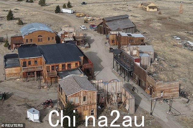电影摄影师 Halyna Hutchins 于 2021 年在新墨西哥州被枪杀后恢复拍摄后看到的电影《铁锈》片场使用的建筑物