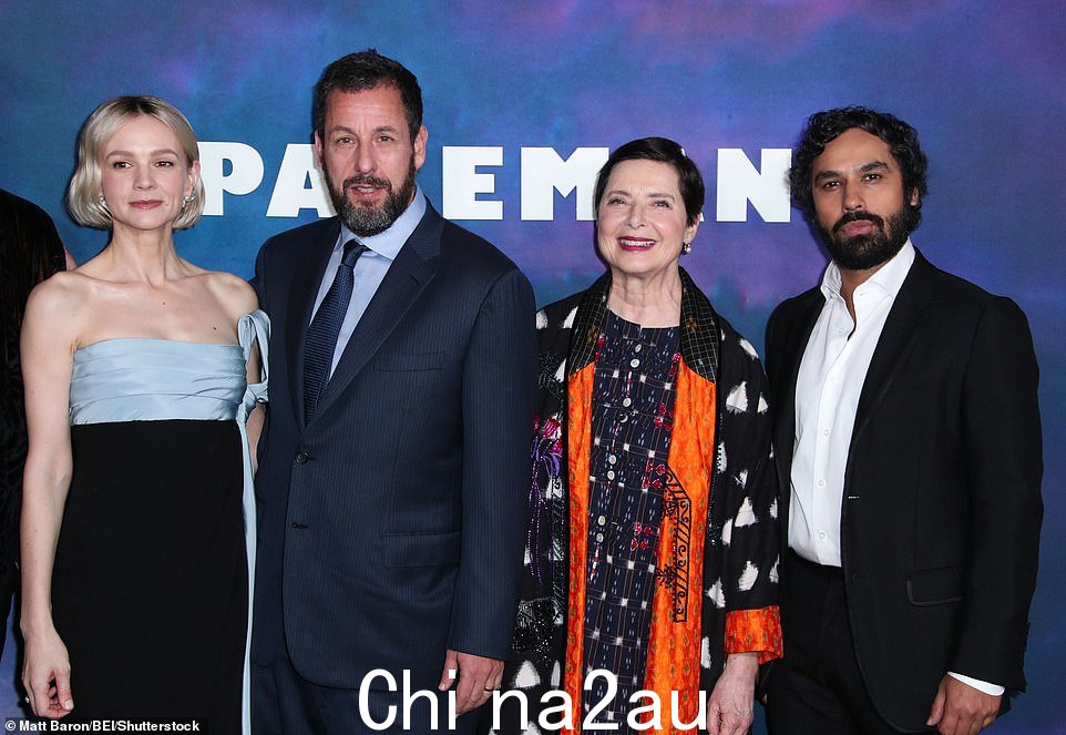 Mulligan 和 Sandler 还与合作演员伊莎贝拉·罗西里尼 (Isabella Rossellini) 和库纳尔·内亚尔 (Kunal Nayyar) 重聚