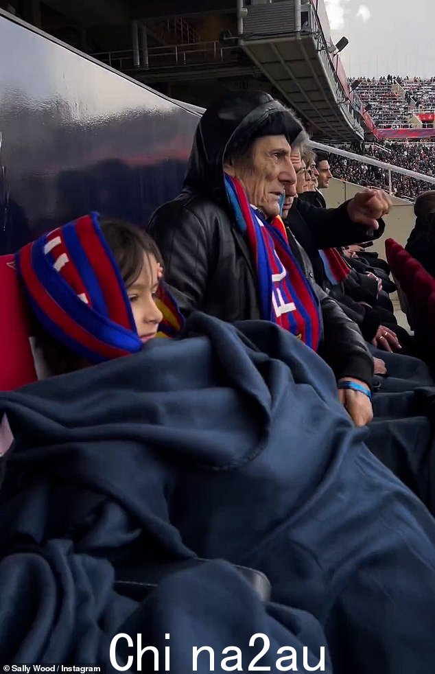 在视频旁边,她写道:'谢谢你,谢谢你@fcbarcelona @ronniewood 女孩第一足球妈妈tch ~ 寒冷但精彩,4:0 获胜!'