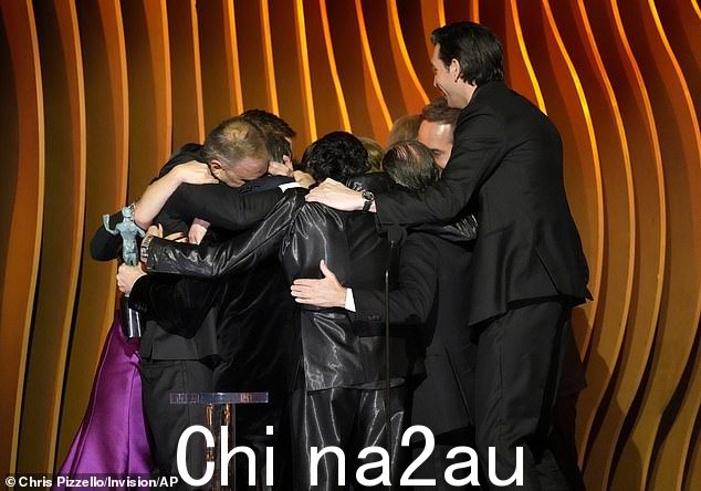 继承之战演员们也互相依偎